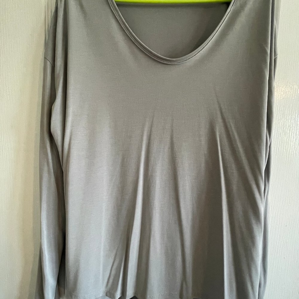 Gray longsleeved shirt